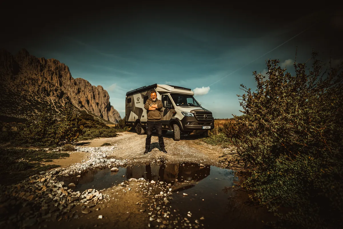 Mark mit dem HYMER MLT 580 vor Felsen