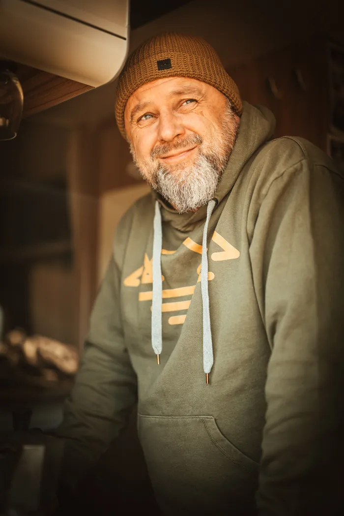 Mark Kujath im Wohnmobil, Portrait
