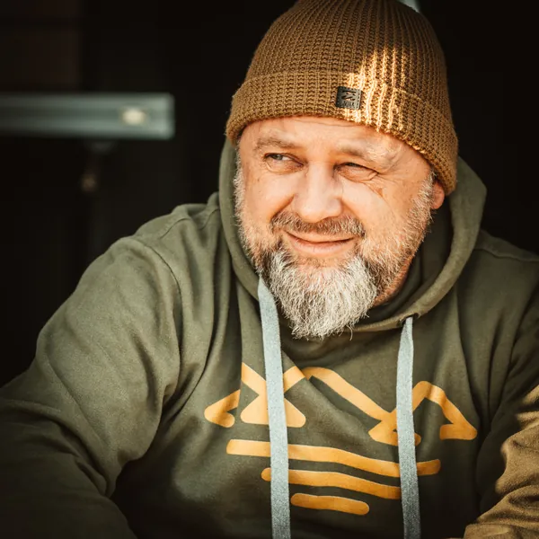 Mark Kujath mit Mütze und Bergbrise-Hoodie