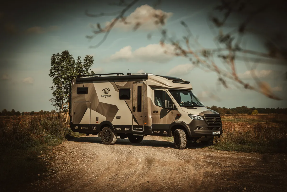 HYMER MLT 580 4x4 auf einem Feldweg